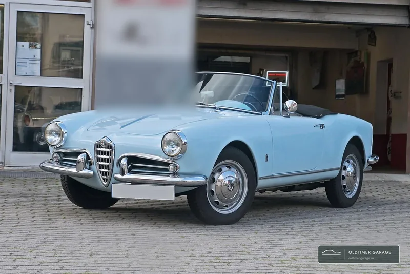Alfa Romeo Giulietta Spider 1960 года в цвете Celeste Pininfarina, вид спереди три четверти