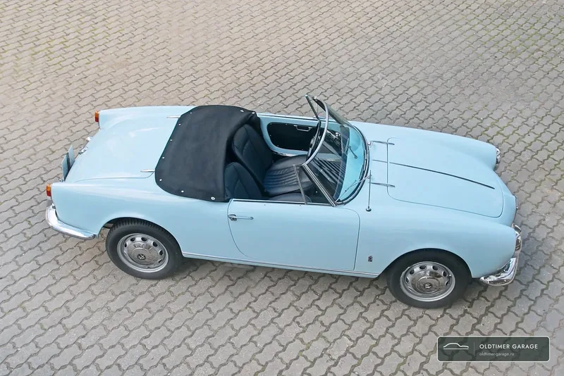 Giulietta Spider с поднятым верхом, вид сверху