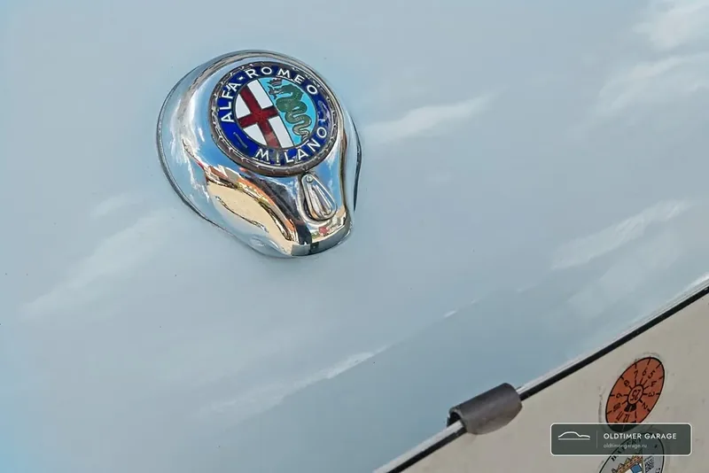 Эмблема Alfa Romeo на капоте