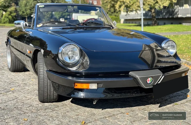 Alfa Romeo Spider 1989 года, чёрный металлик, вид спереди