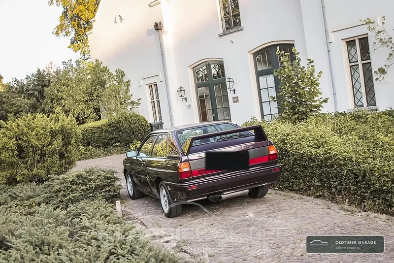 Audi quattro, вид сзади у особняка