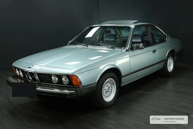 BMW 633CSi 1980 года, сапфировый синий металлик, вид спереди три четверти