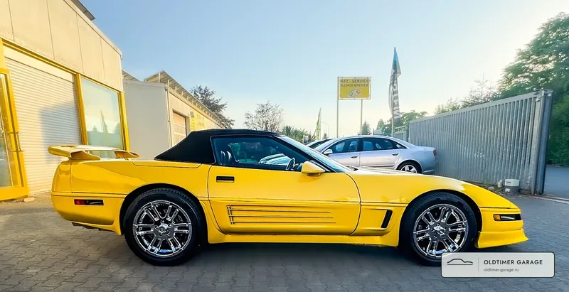 Corvette C4 с поднятым верхом, вид сбоку