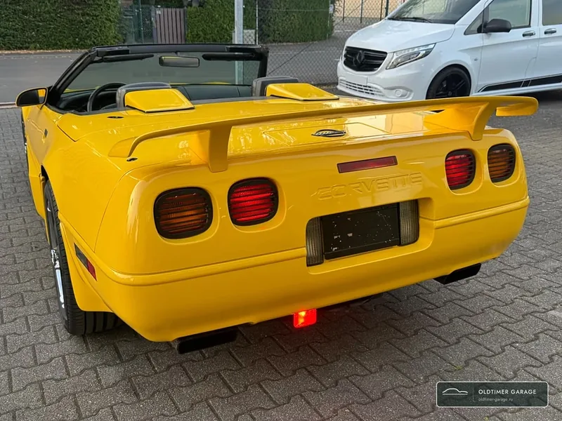 Corvette C4 с опущенным верхом, вид сзади