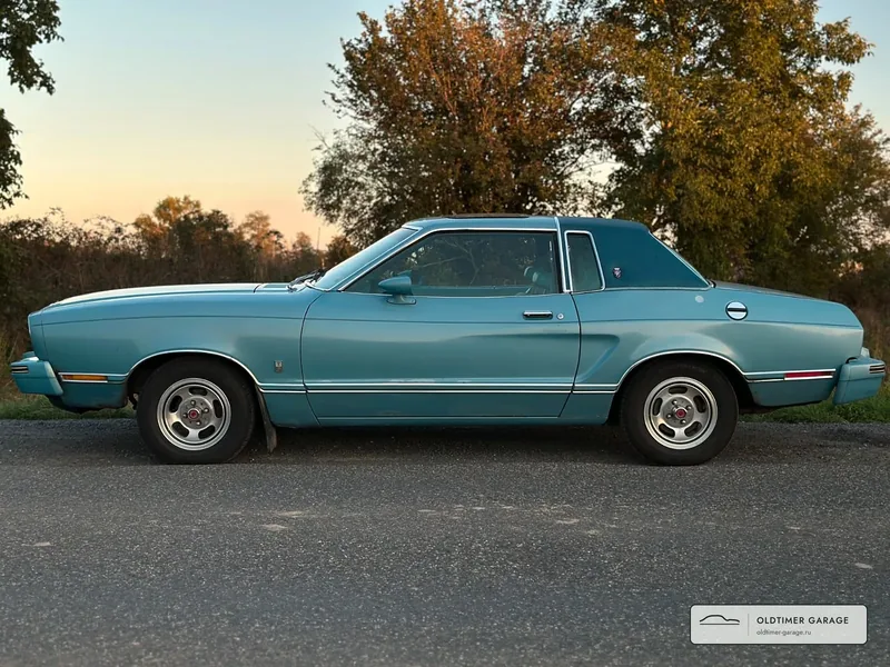 Mustang II Ghia, вид сбоку