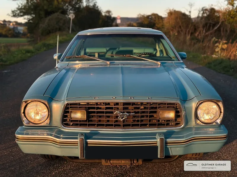 Mustang II Ghia, вид спереди