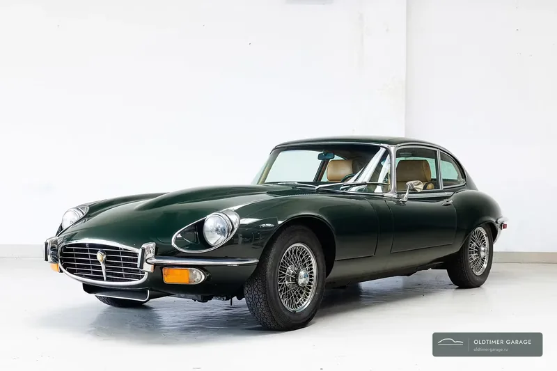 Jaguar E-Type Series III V12 2+2 1971 года, British Racing Green, вид спереди три четверти