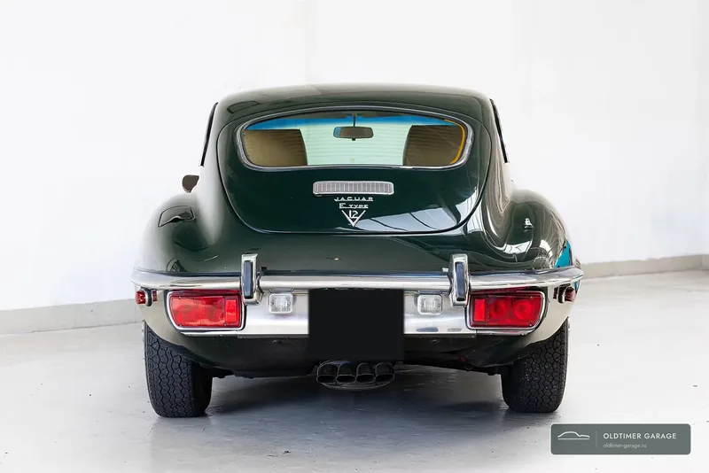 Jaguar E-Type, вид сзади: четыре выхлопные трубы и шильдик V12