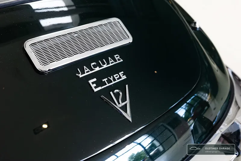 Эмблема E-Type V12 на крышке багажника