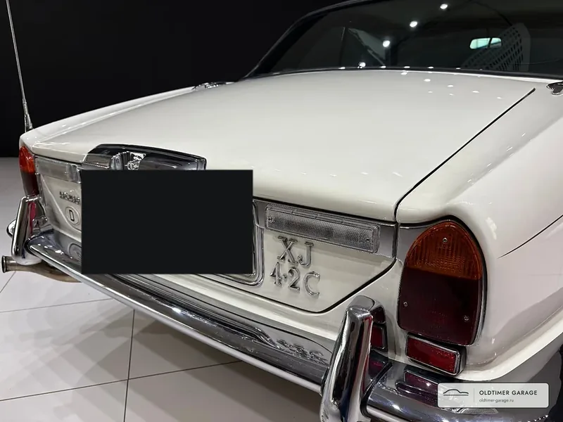 Шильдик XJ 4.2C на крышке багажника