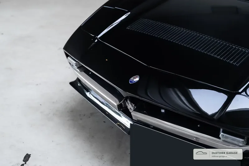 Капот и трезубец Maserati