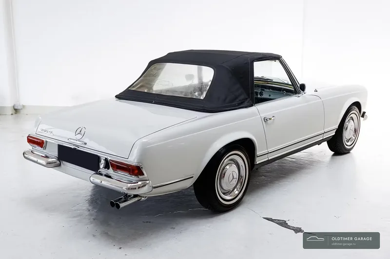 Mercedes-Benz 250 SL с поднятым мягким верхом