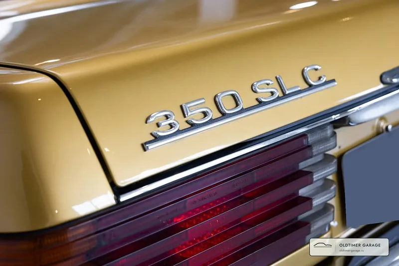Шильдик 350 SLC на крышке багажника