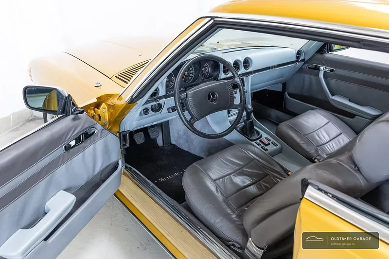 Салон Mercedes-Benz 350 SLC, кожа серого цвета
