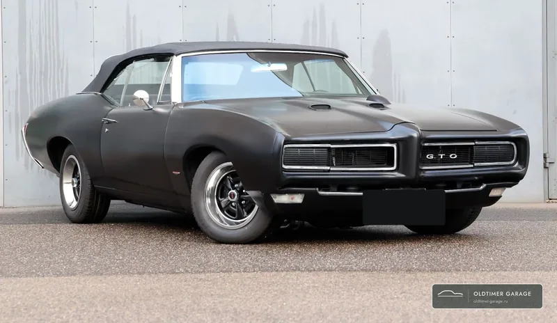 Pontiac GTO с поднятым мягким верхом