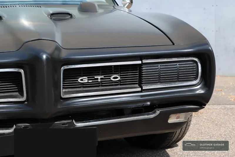 Решётка с надписью GTO