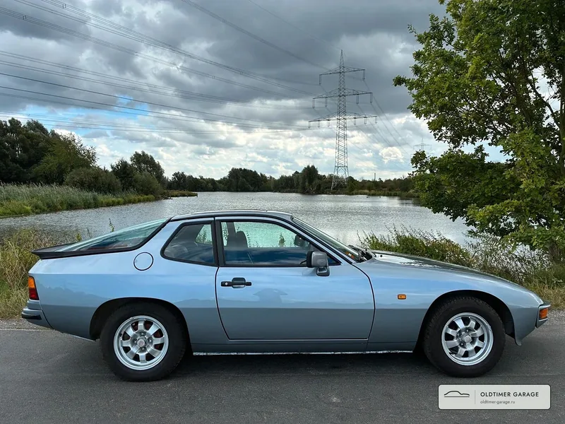 Porsche 924 у озера, вид сбоку