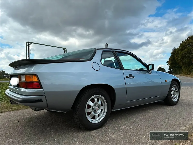 Porsche 924, вид сзади три четверти