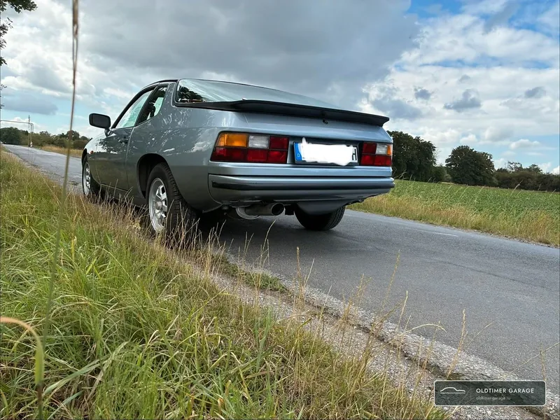Porsche 924 на дороге, вид сзади