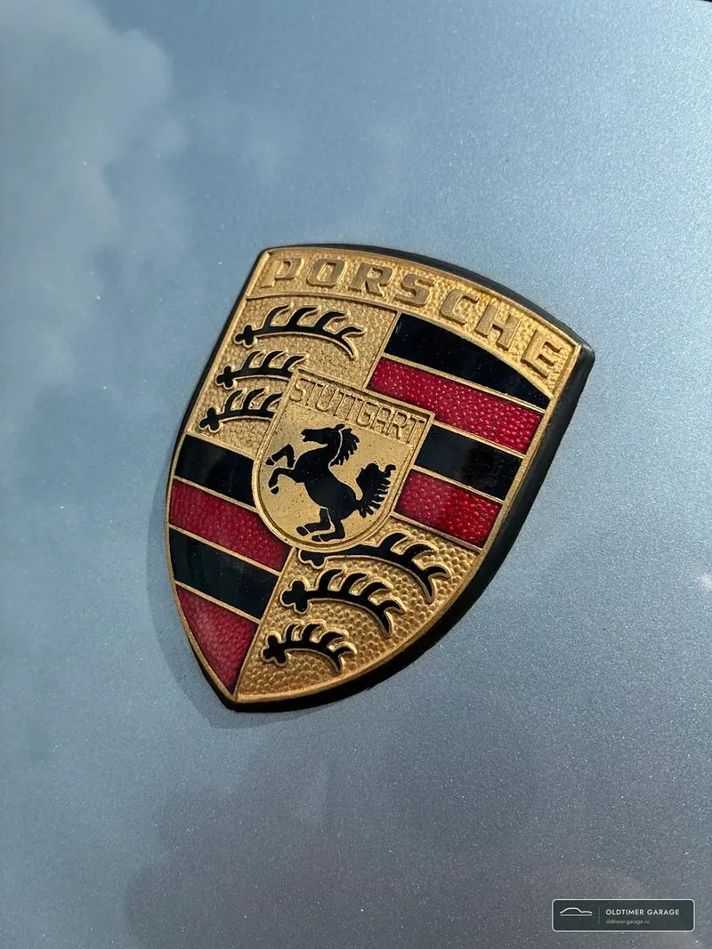 Герб Porsche на капоте