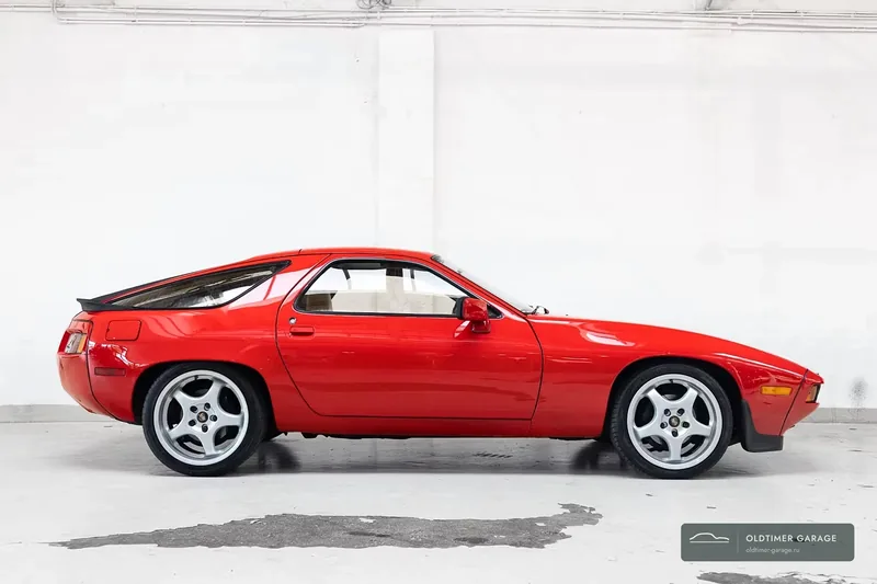 Porsche 928, вид сбоку