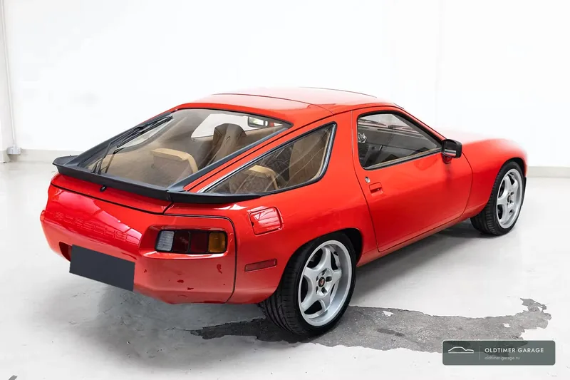 Porsche 928, вид сзади три четверти