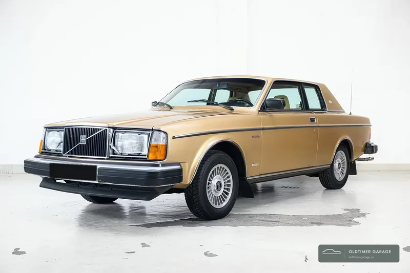Volvo 262C Bertone 1980 года, Coronado Gold Metallic, вид спереди три четверти