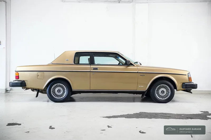 Volvo 262C Bertone, профиль: низкая крыша купе