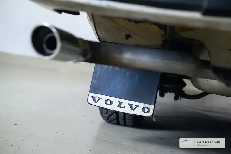 Брызговик с надписью Volvo